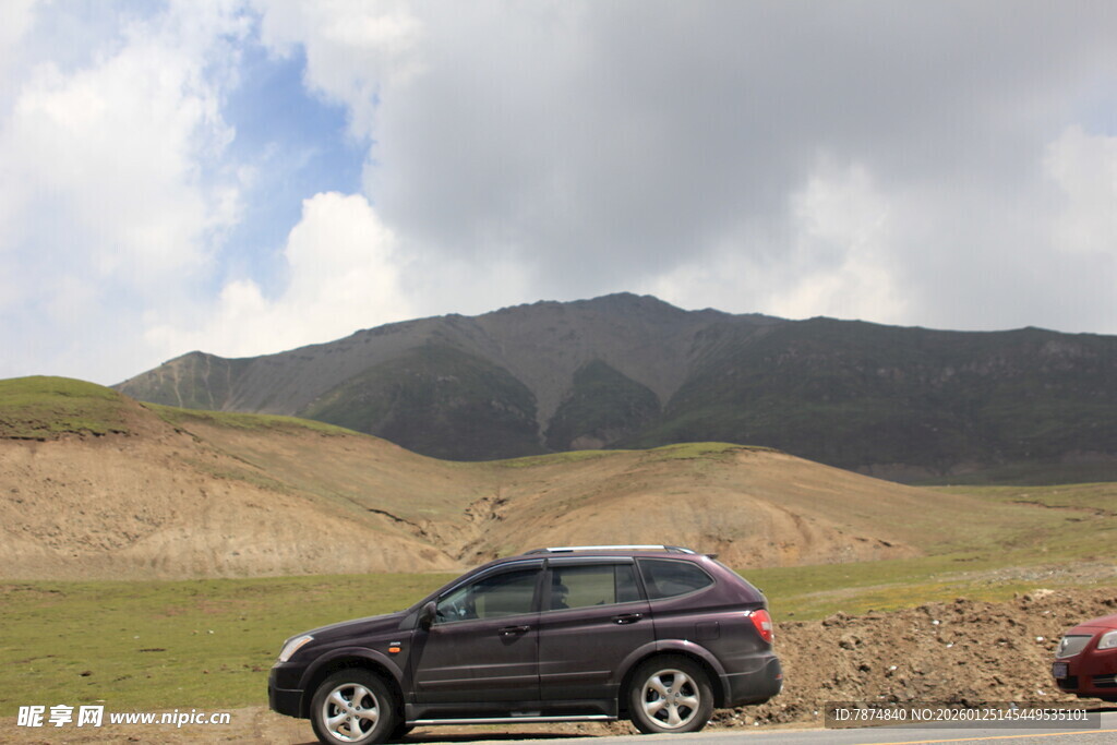 旷野中的黑色SUV