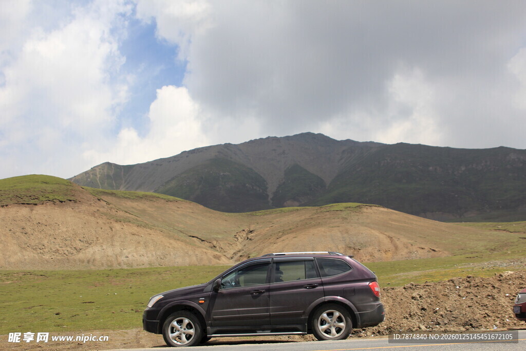 旷野中的黑色SUV