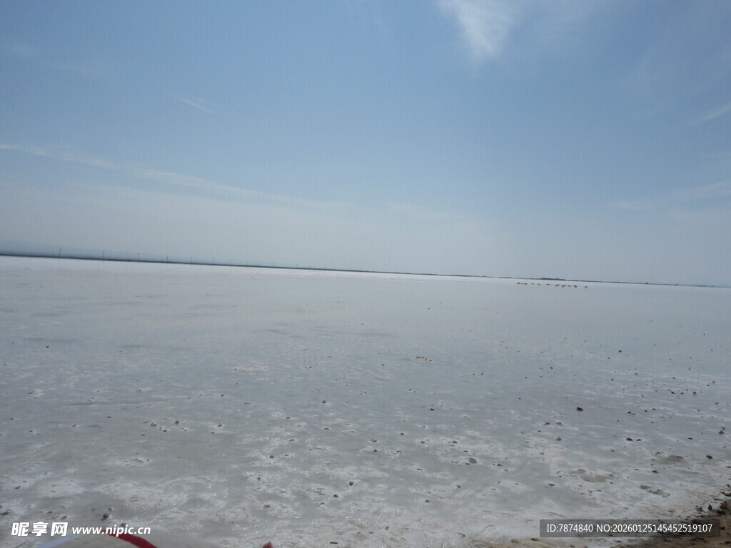 广阔盐湖景观