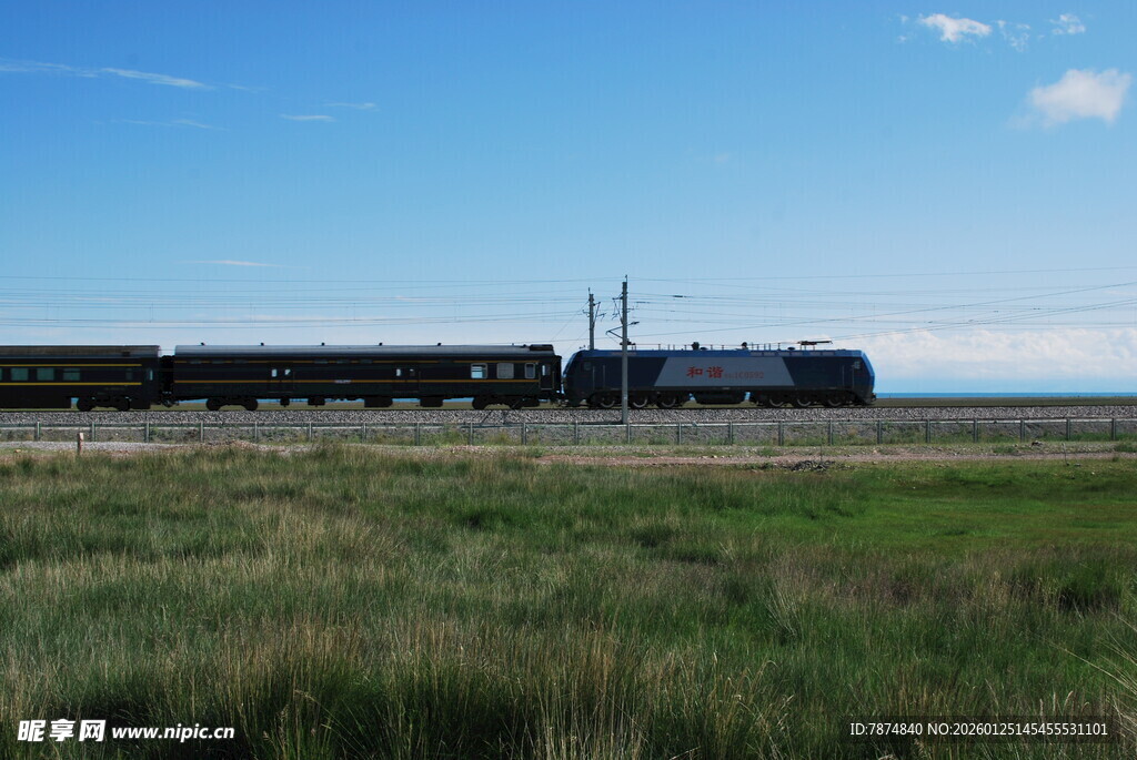 草原上行驶的货运列车