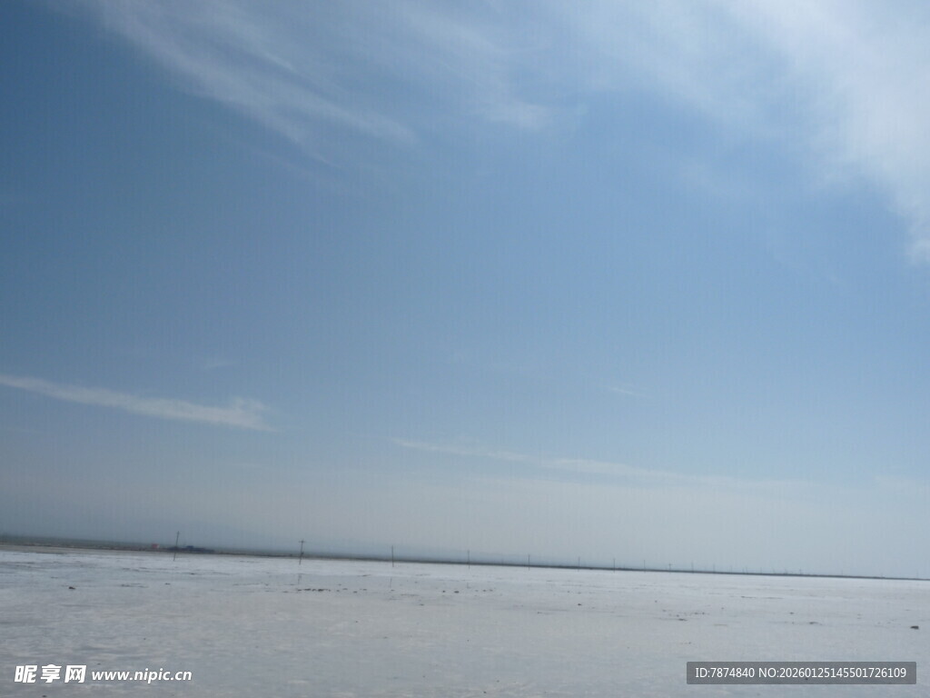 广阔蓝天与无垠雪地景观
