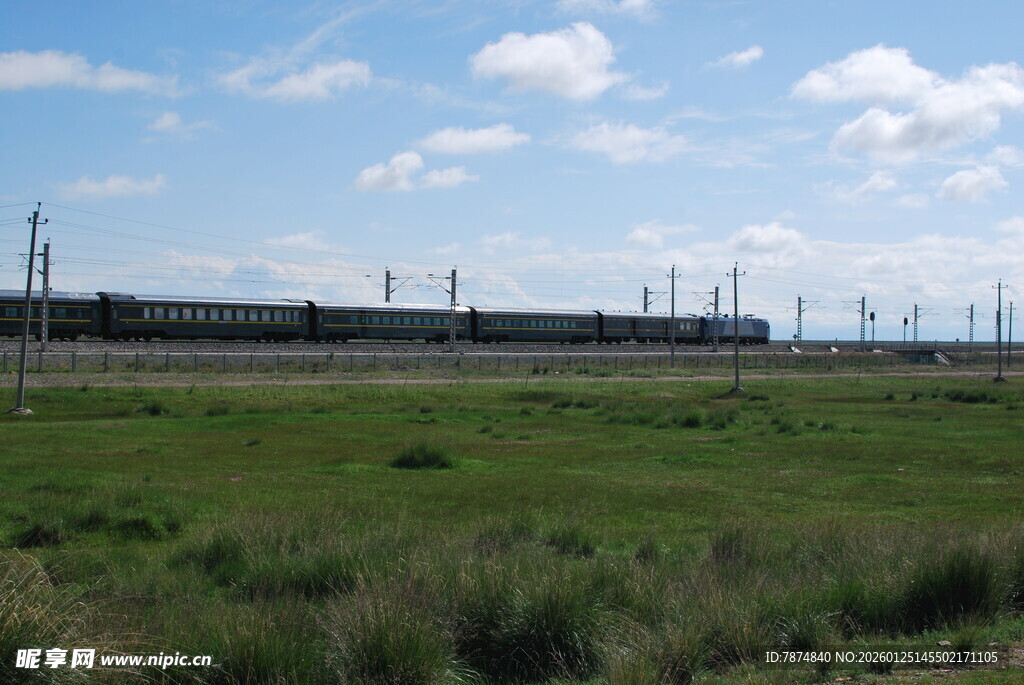 草原上的输电设施景观