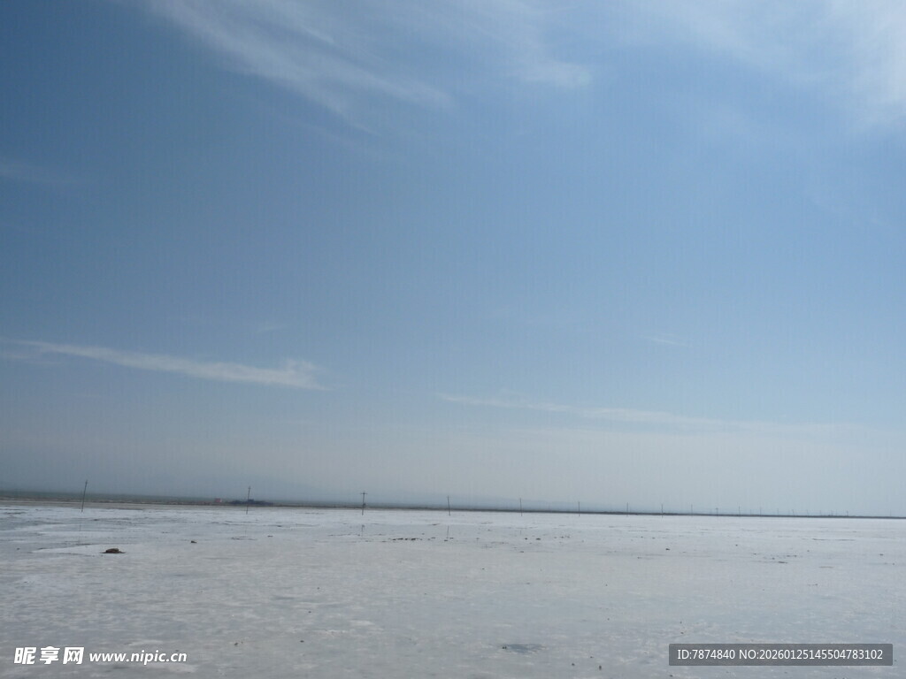 广阔盐湖与晴朗蓝天