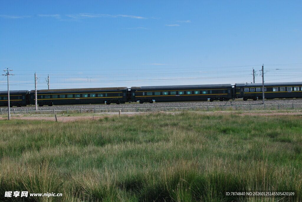 草原上行驶的一列火车