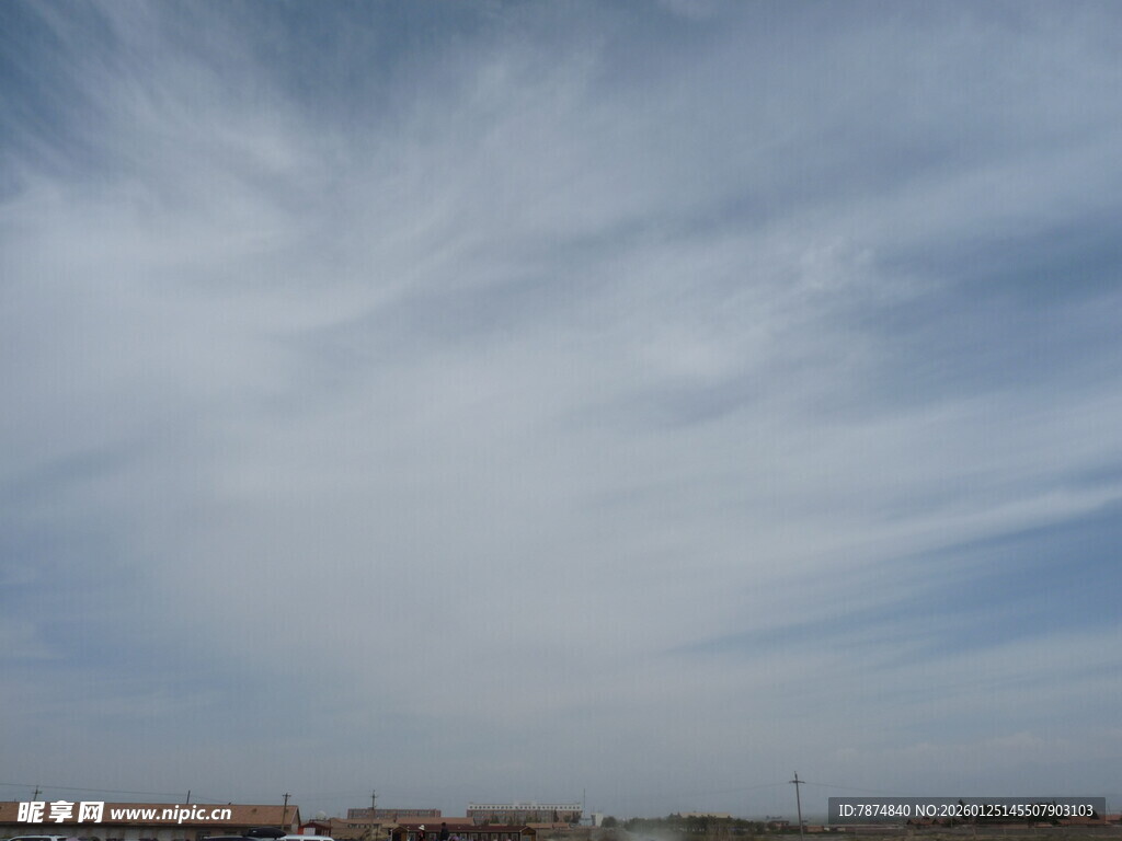 蓝天白云下的开阔景象