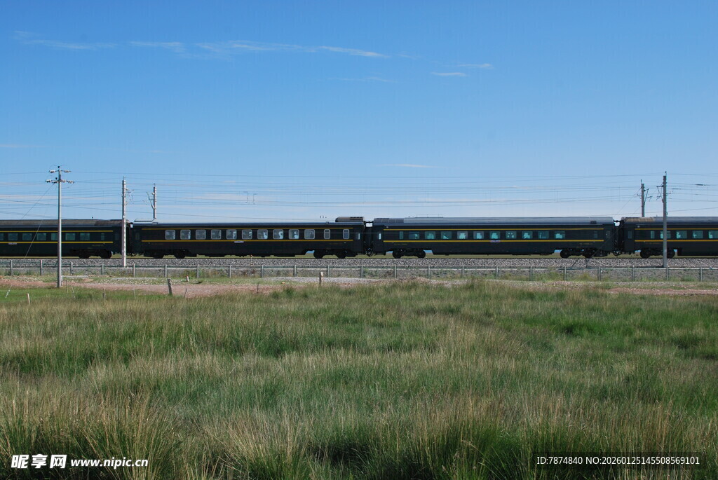 田野中的行驶火车