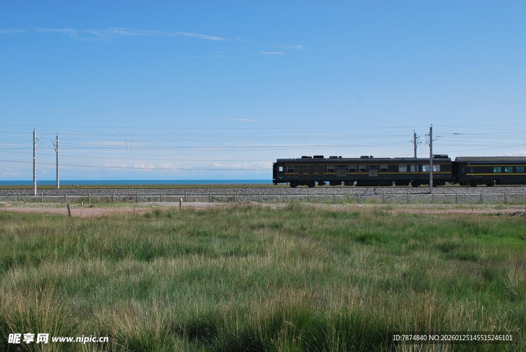 草原上行驶的火车