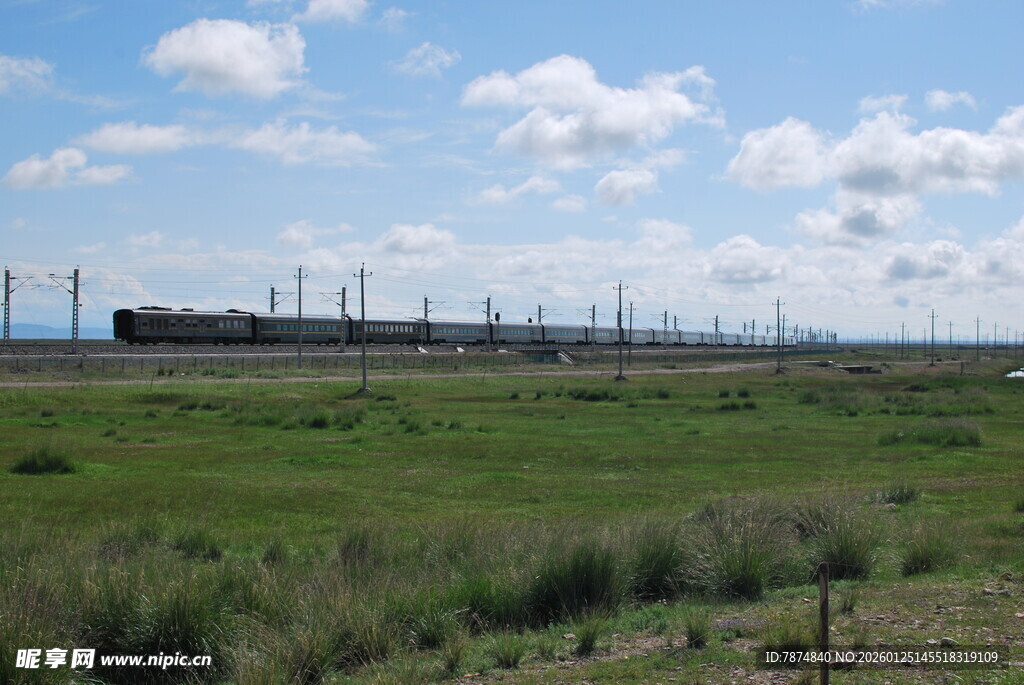 广袤草原上的输电线路