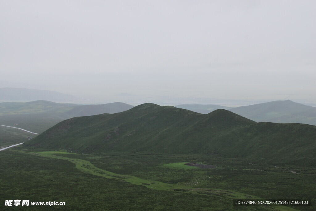 山峦绿野间的自然风光