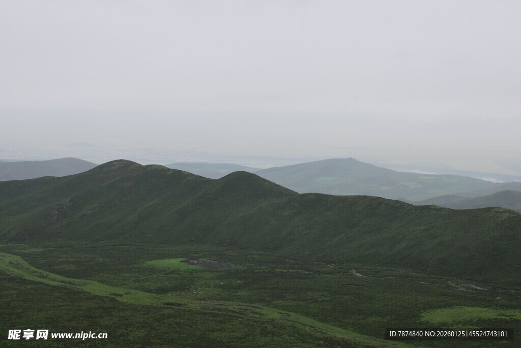 山峦叠翠的自然景致