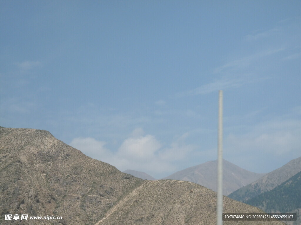 高山旁的通信杆
