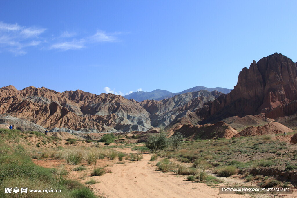 山间土路 壮美丹霞地貌