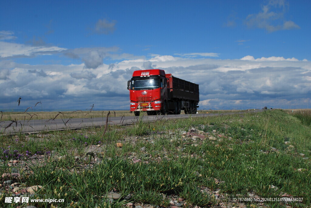 公路上行驶的红色大货车