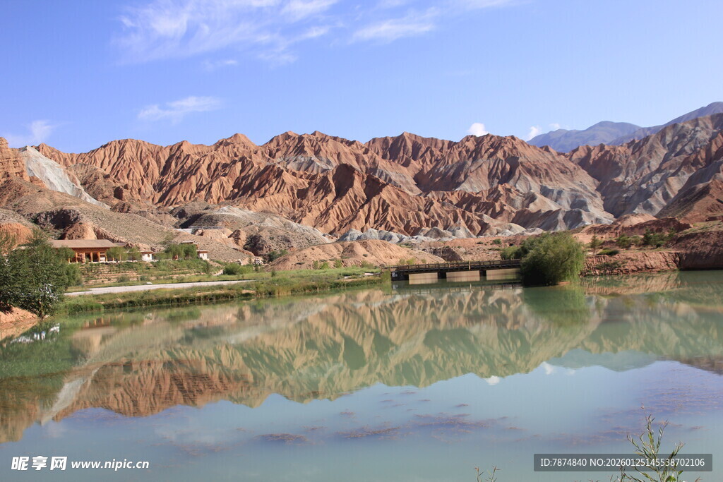 壮美山水间的静谧湖泊