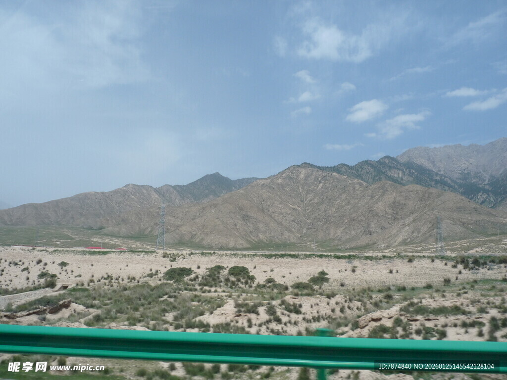 公路边的壮阔山地景观