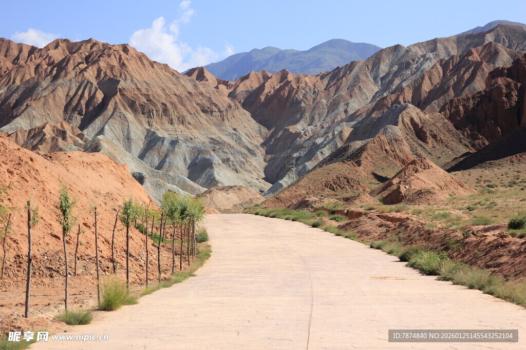 山间蜿蜒公路 壮美风光