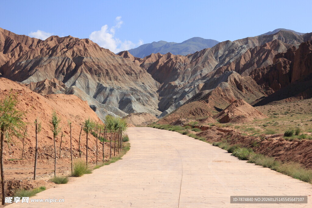山间蜿蜒小路的壮丽风光