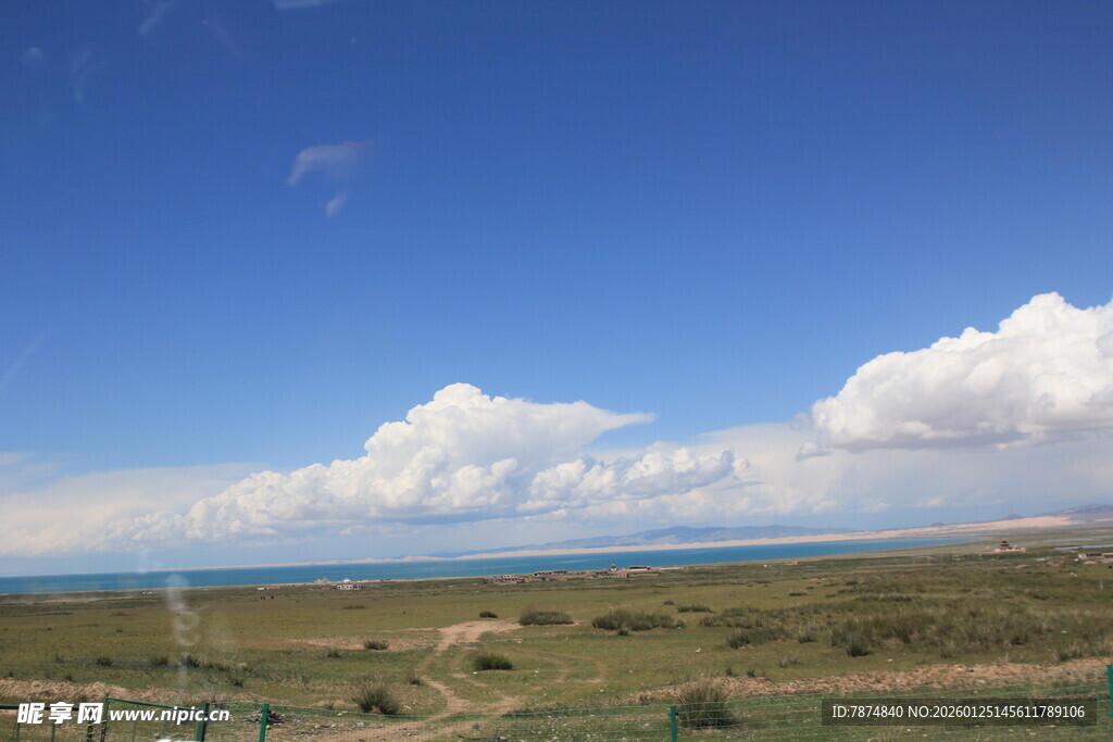 草原蓝天与白云美景