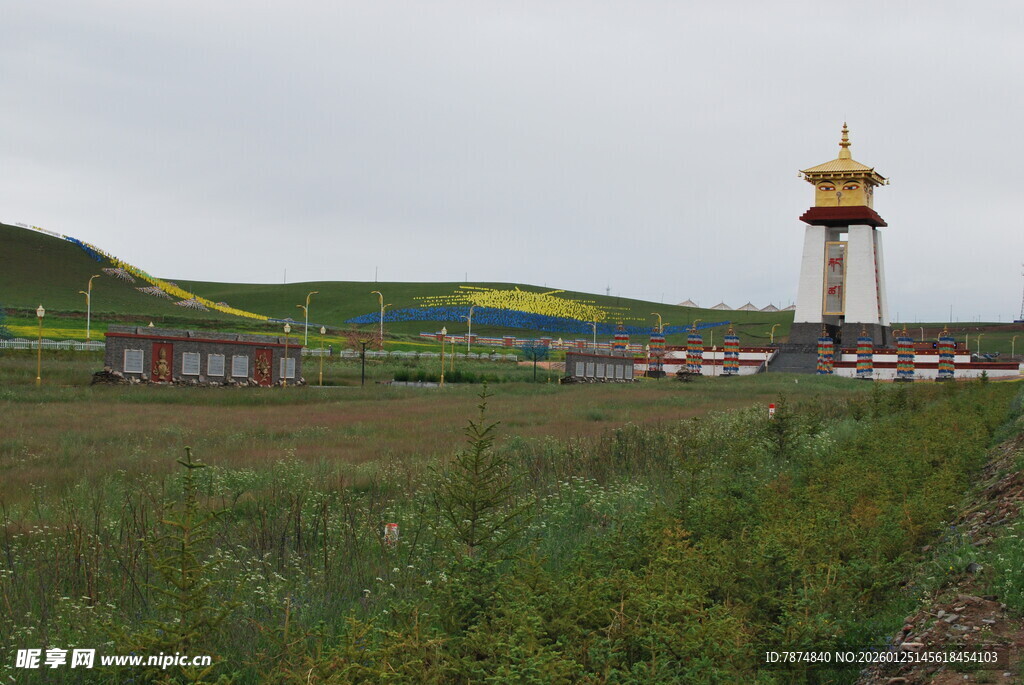 草原上的金色塔建筑