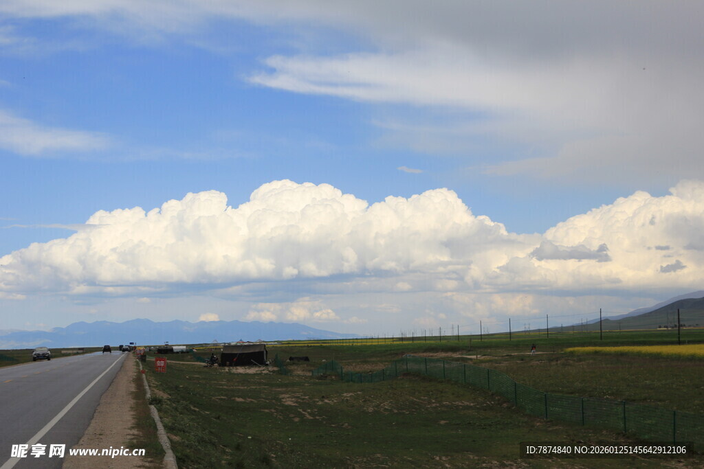 公路旁的广阔蓝天与白云