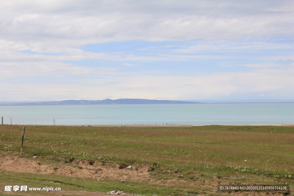 草原边的辽阔蓝色水域