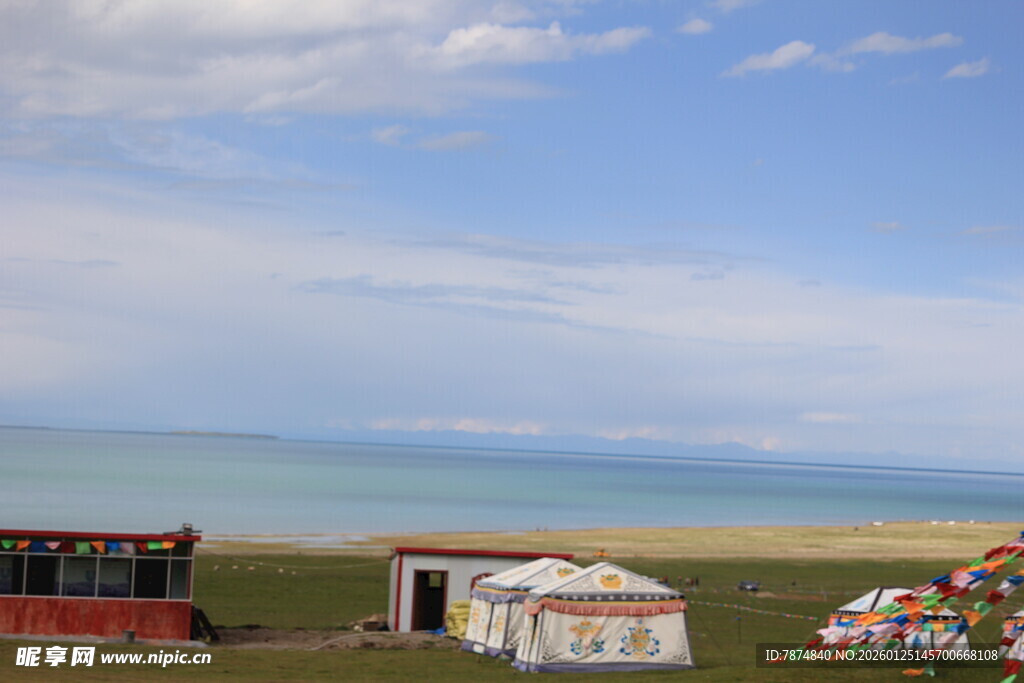 草原上的蒙古包风景