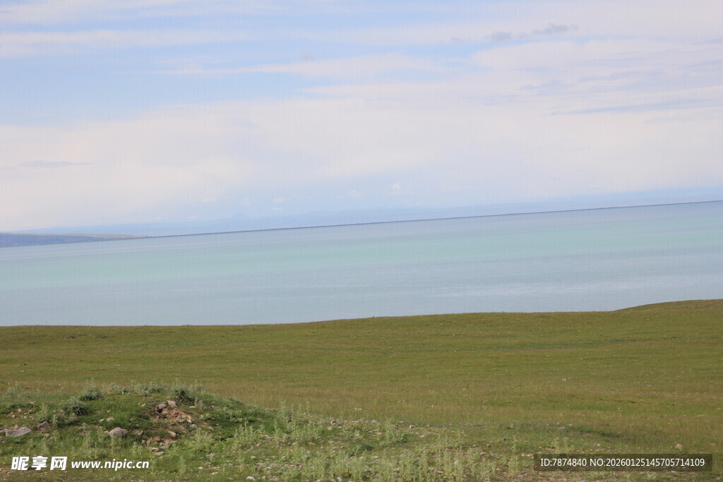 草原湖畔风光