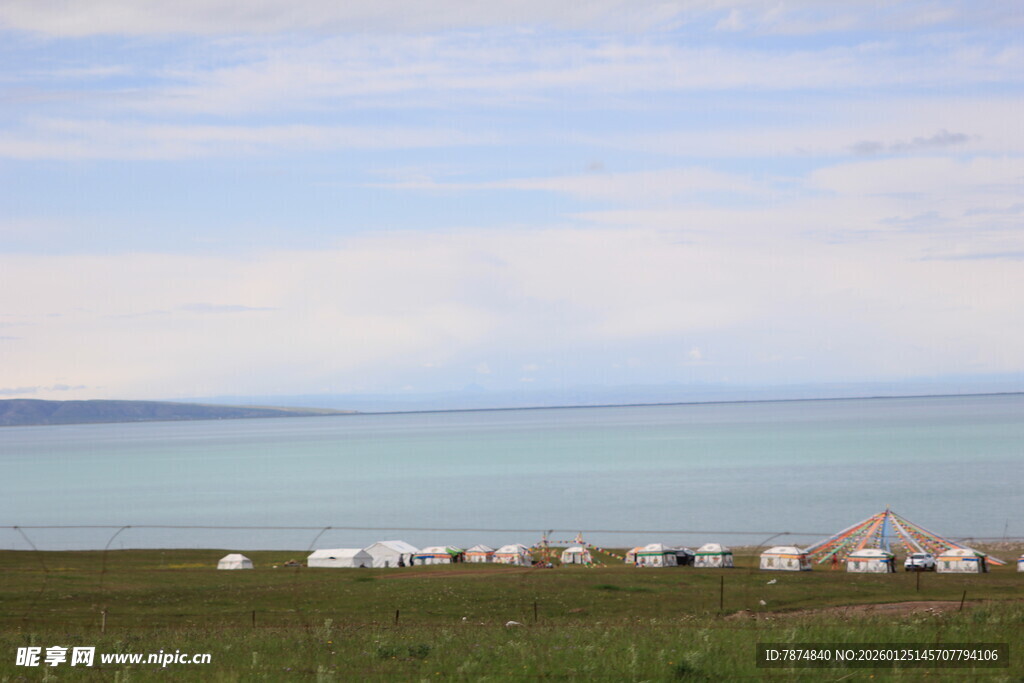 湖畔草原上的帐篷风景