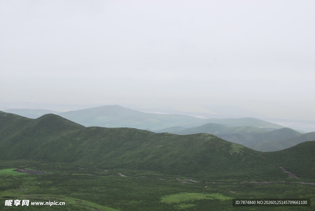 山峦叠翠的绿色景致