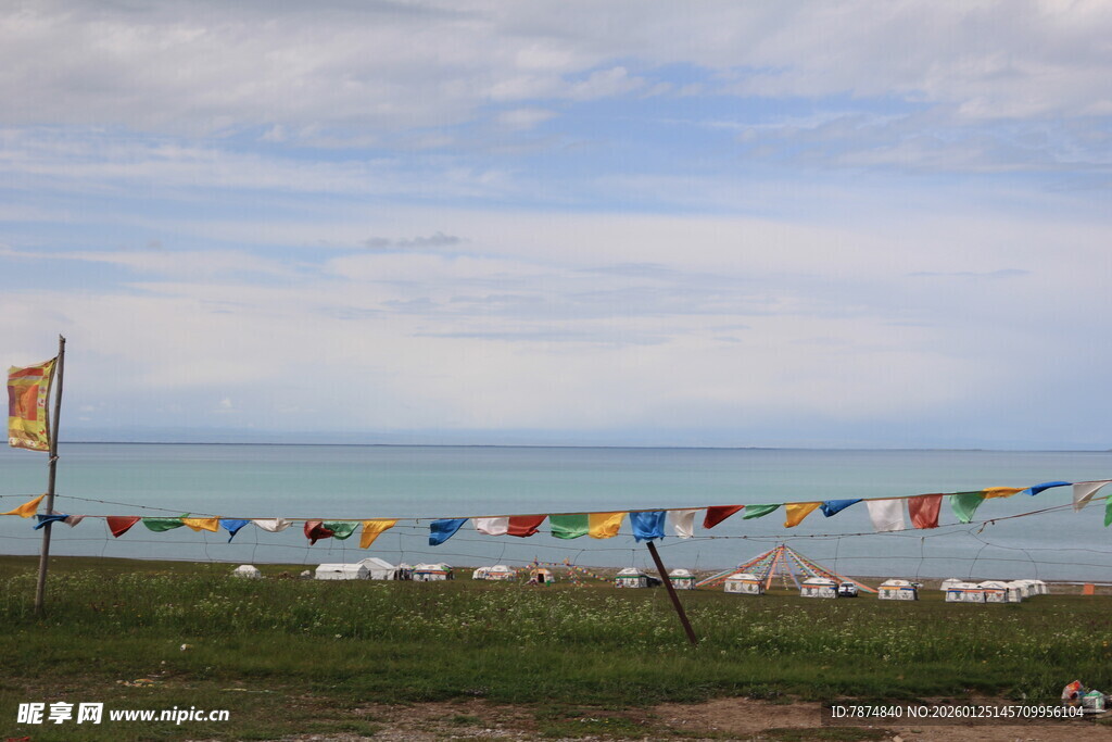 海边经幡飘扬的美丽景致