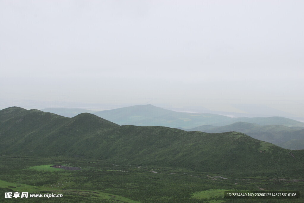 青山连绵的自然美景