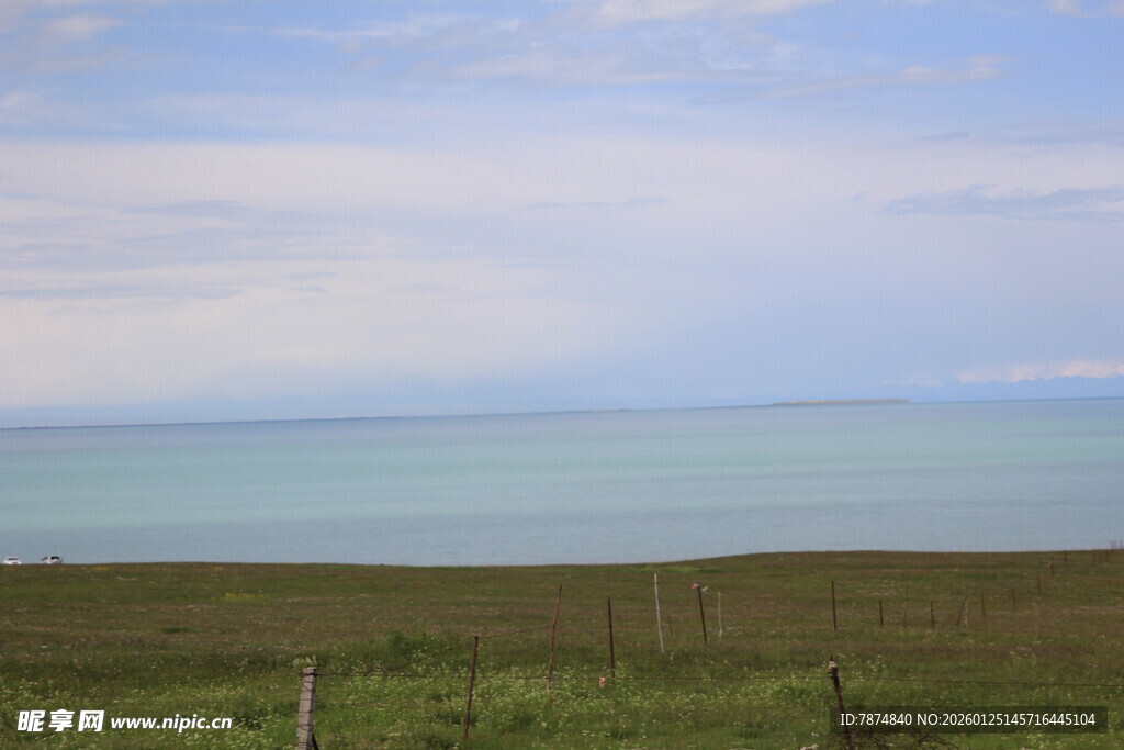 草原边的辽阔蓝色海洋