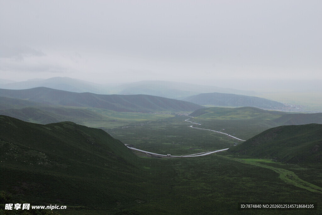 山峦间蜿蜒的绿色风景