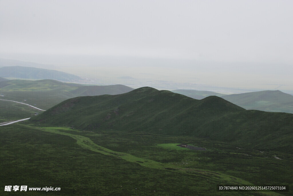 山峦叠翠的壮阔自然景观