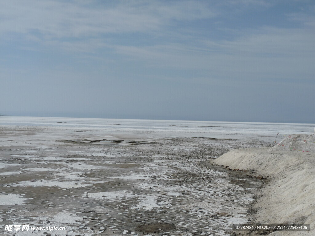 广阔盐湖景观