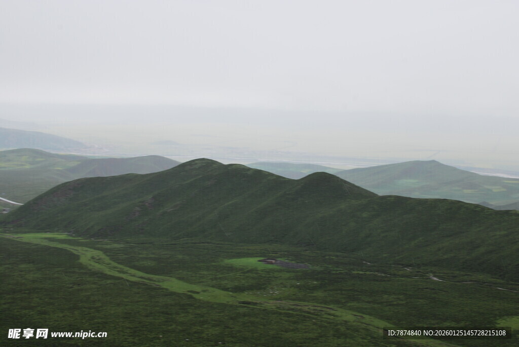 山峦叠翠的绿色自然景观