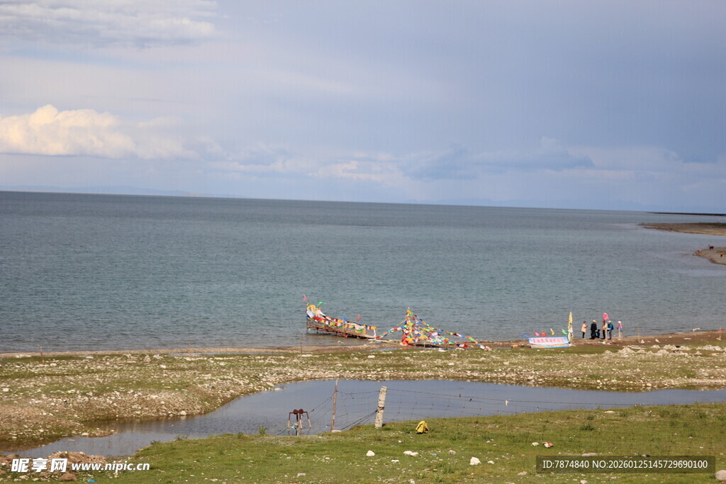 湖畔渔船与宁静自然风光