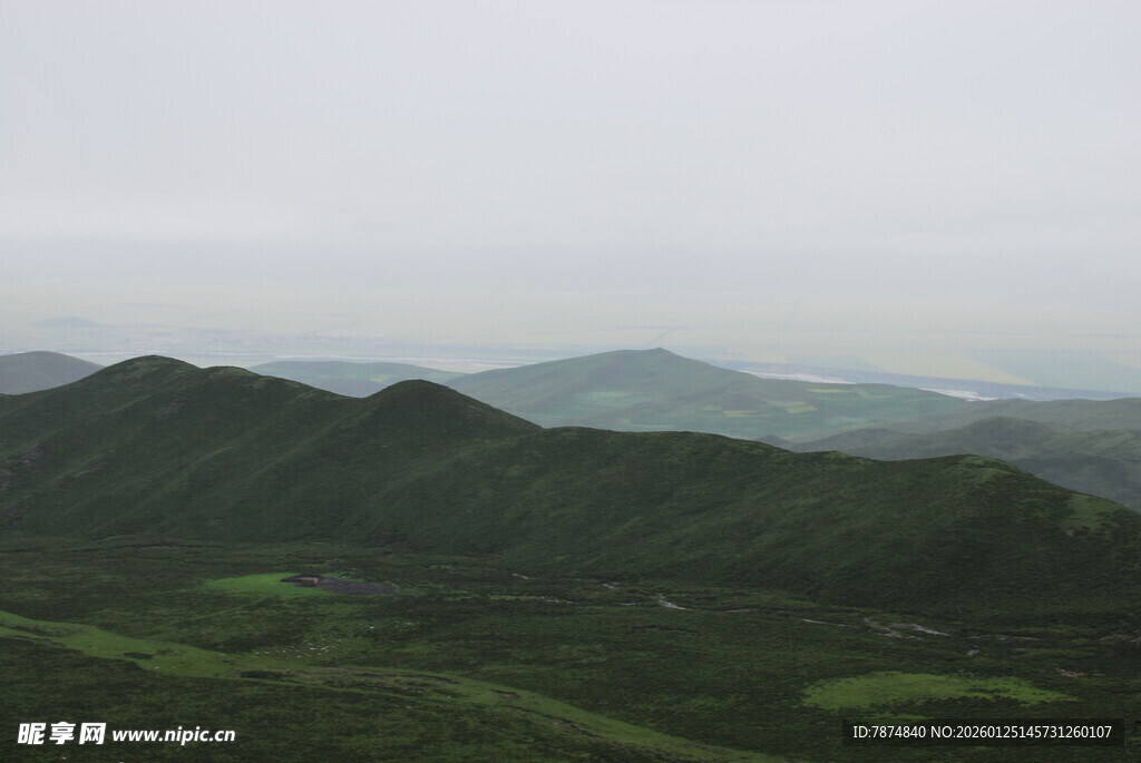 山峦绿野间的自然景致