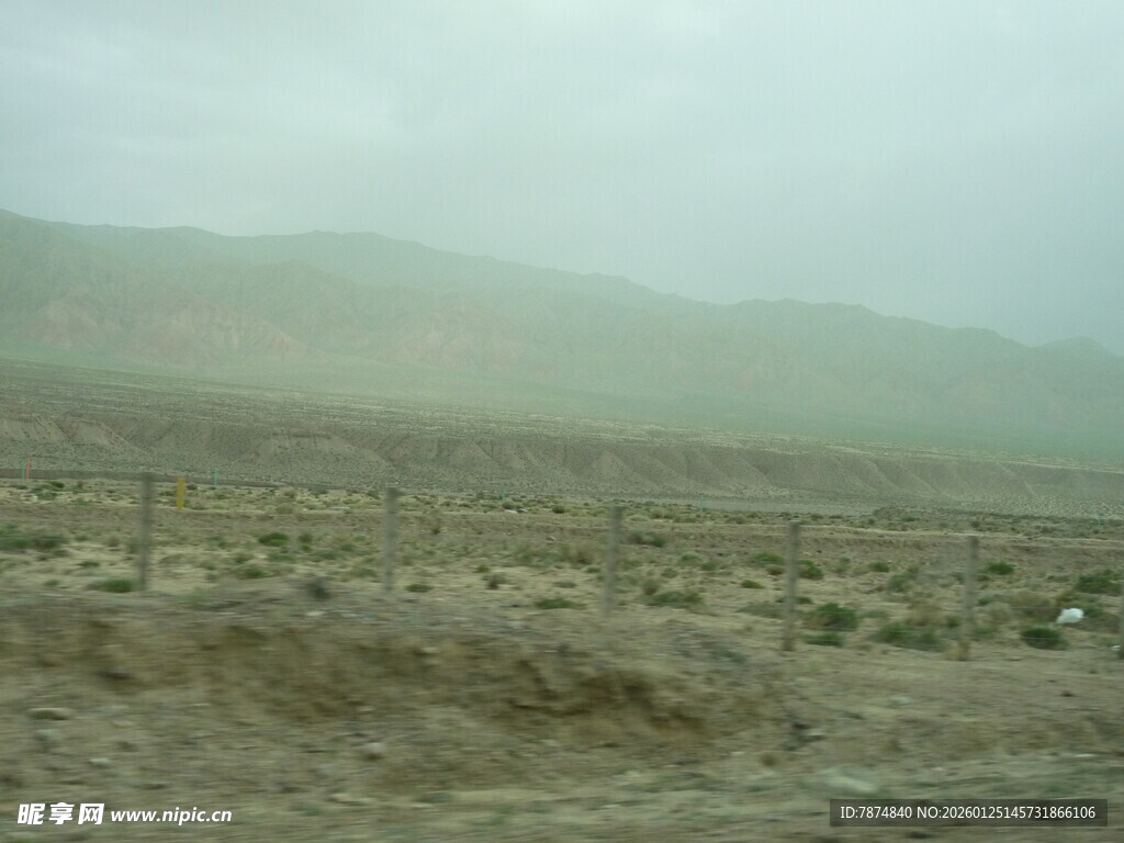 荒漠中的朦胧远山