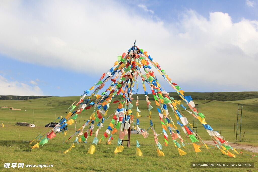 草原上的五彩经幡阵
