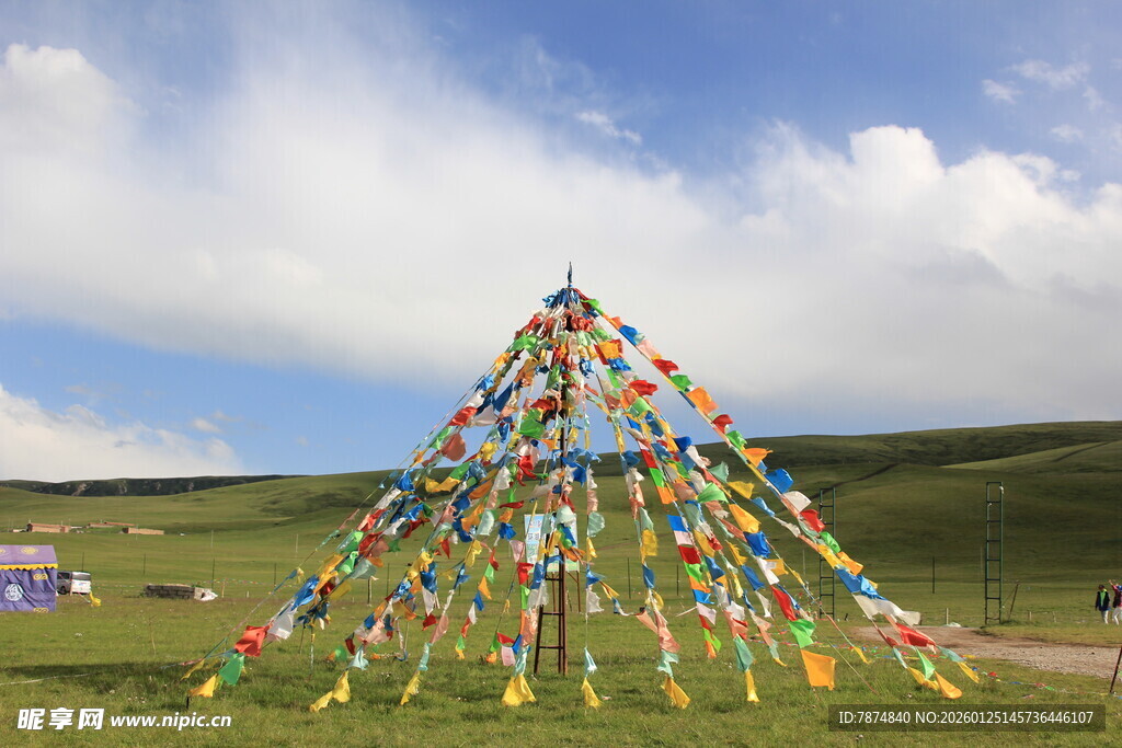 草原上的五彩经幡