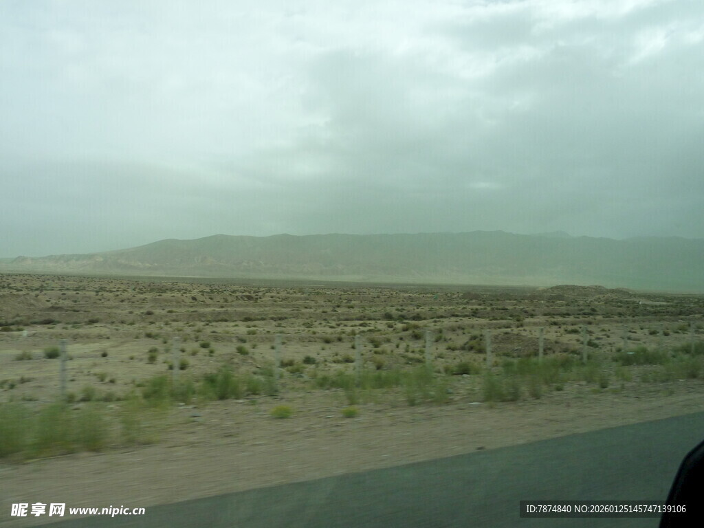 车窗外的荒漠景观