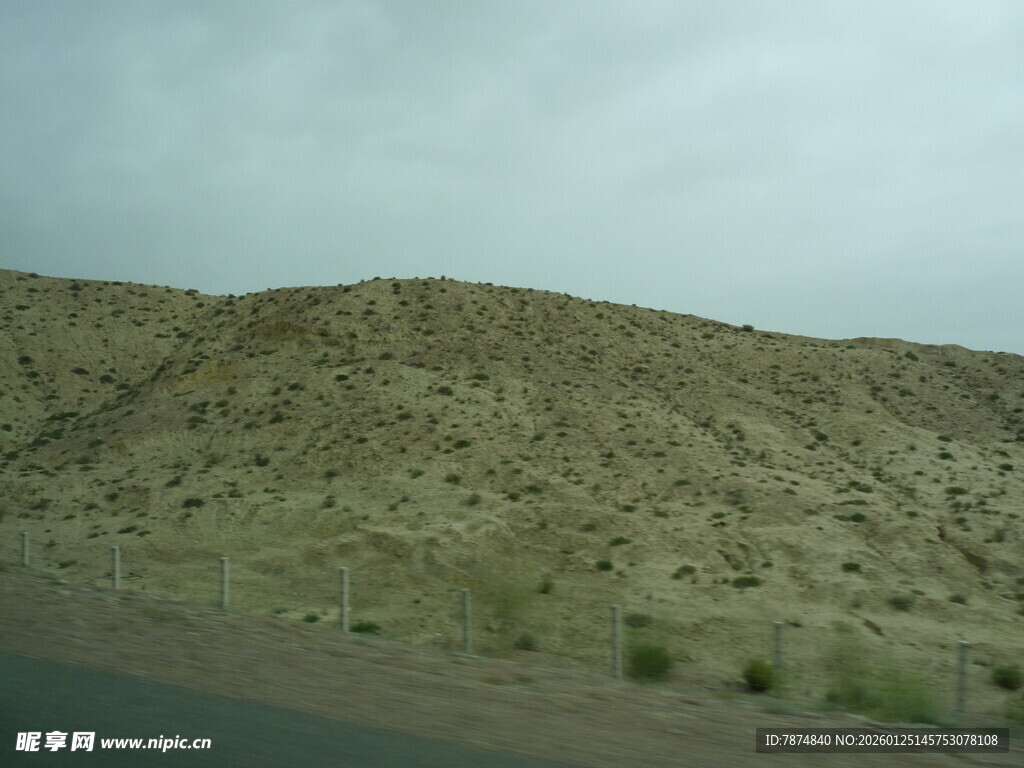荒漠中的低矮山丘景观