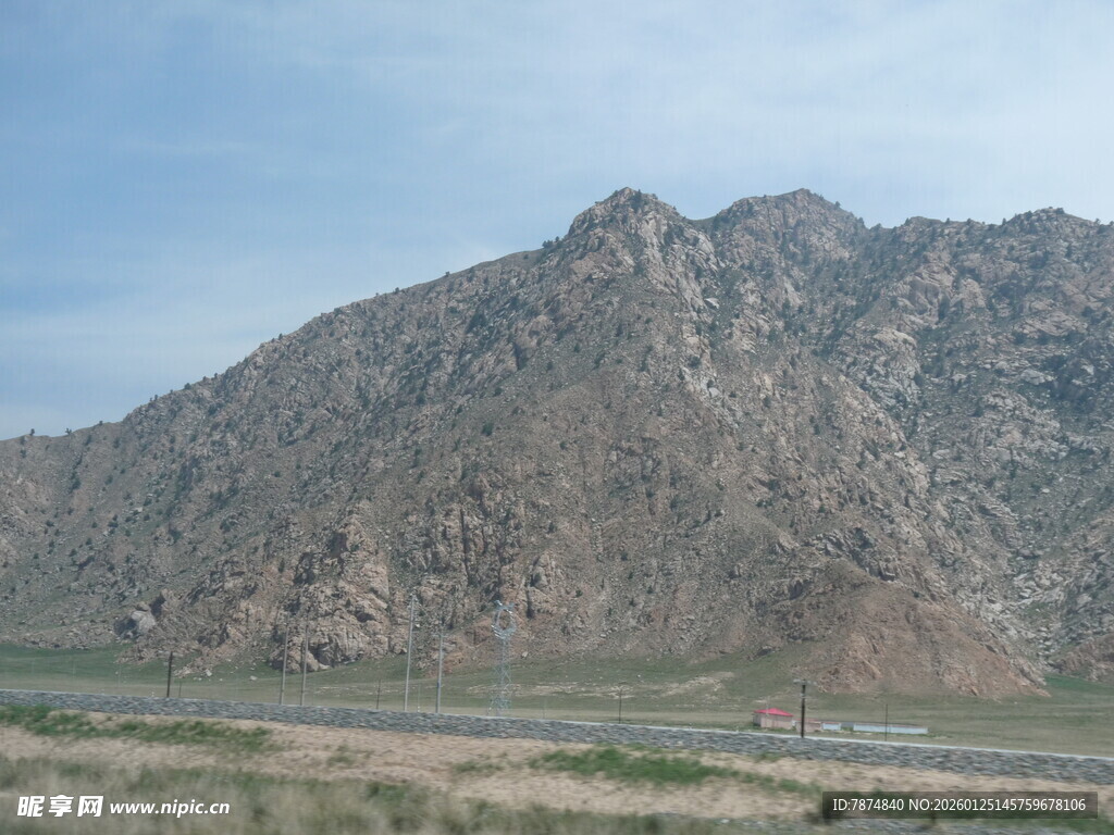 壮丽山景与开阔平原