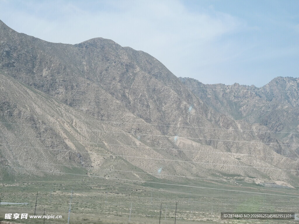 壮丽山脉下的开阔地貌