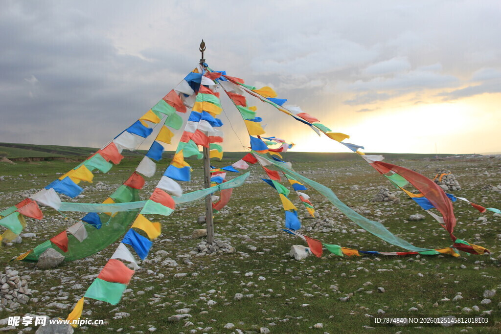 草原上飘扬的五彩经幡
