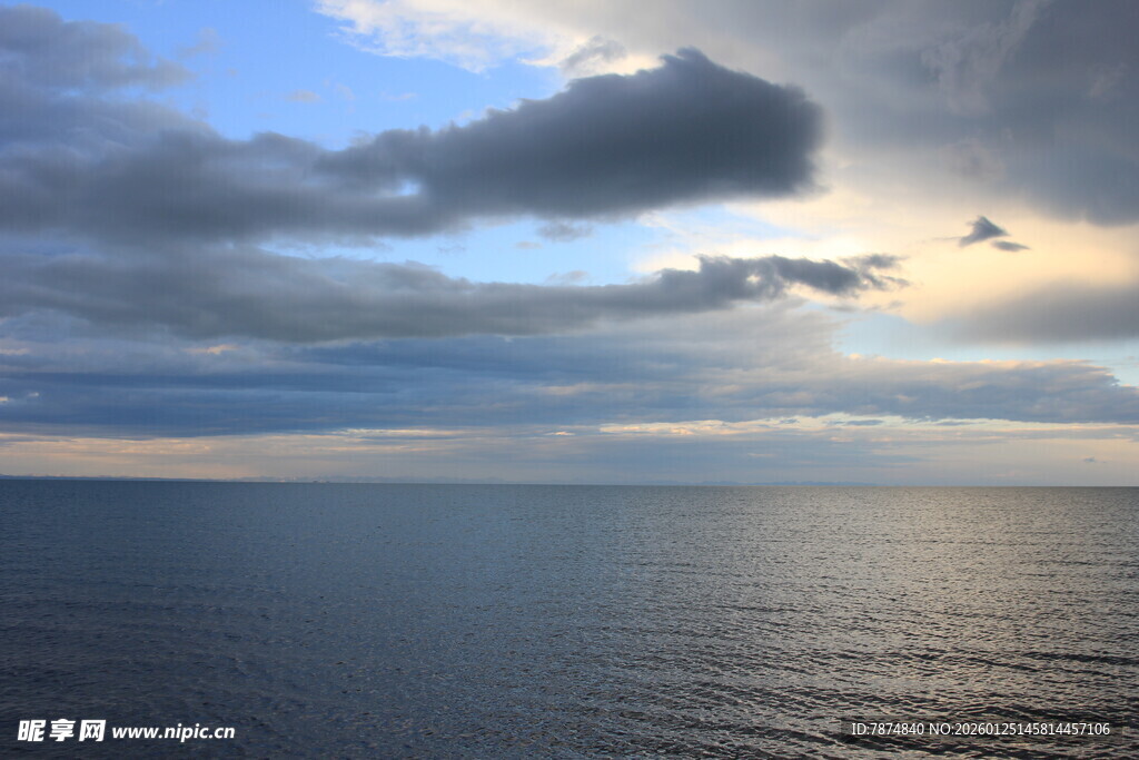 海上日落时分的壮丽景象