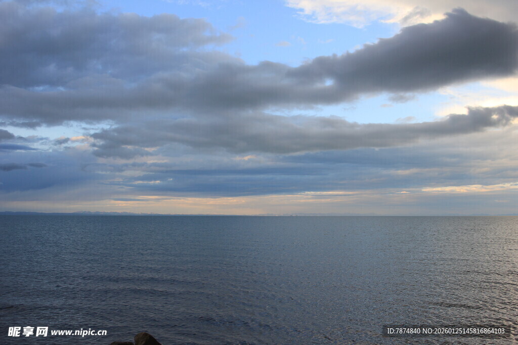海上黄昏天空与云朵景观