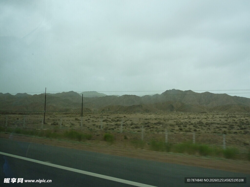 公路旁的荒凉山丘景观