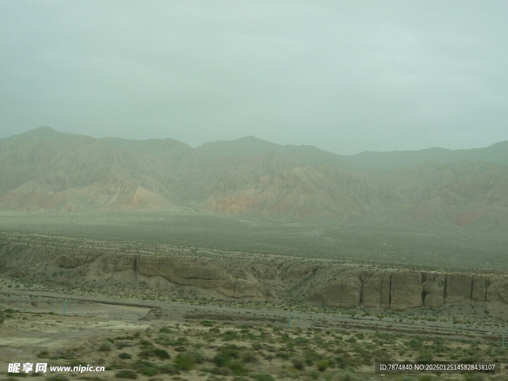 荒漠中的山峦与稀疏植被
